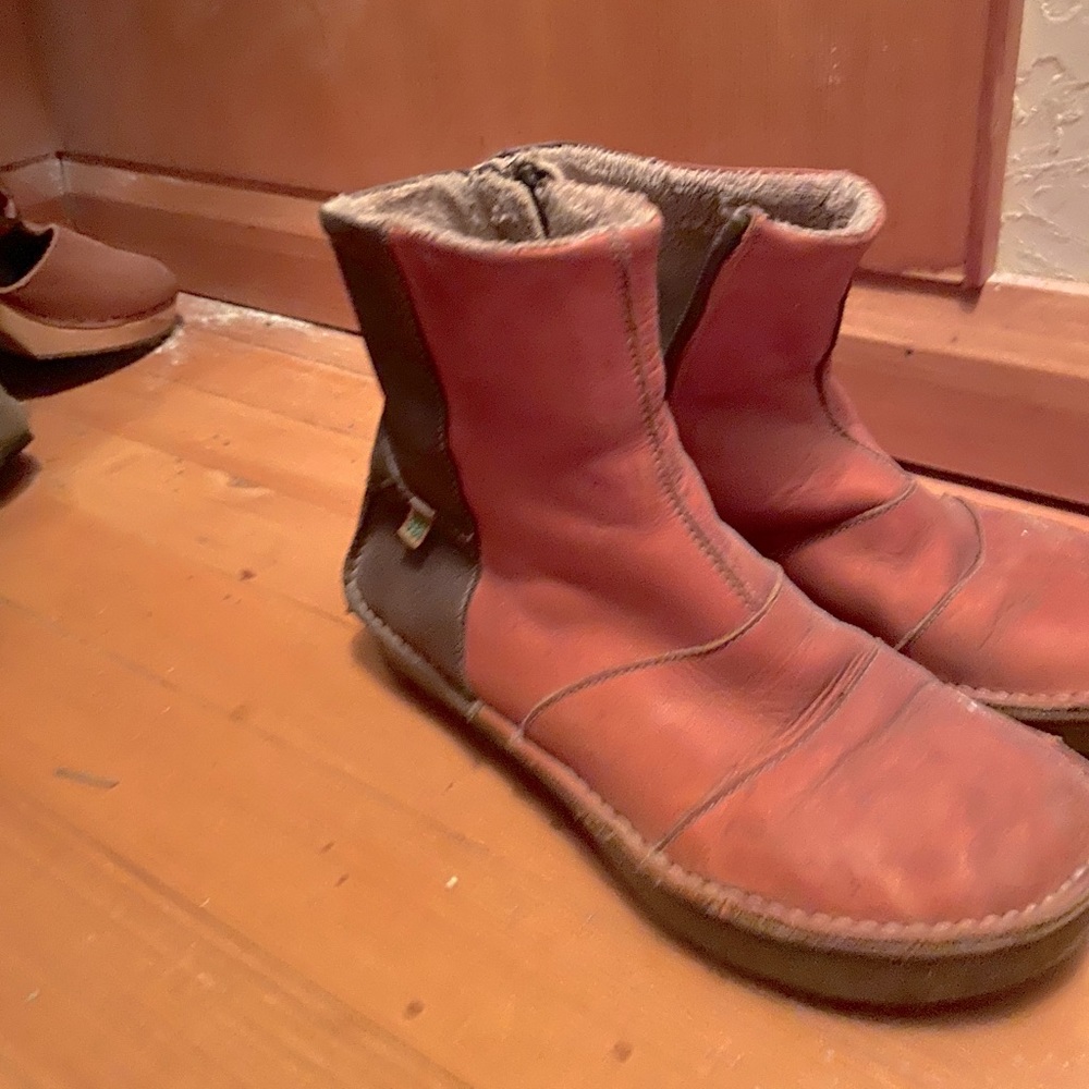 Lightly worn two-toned boots.